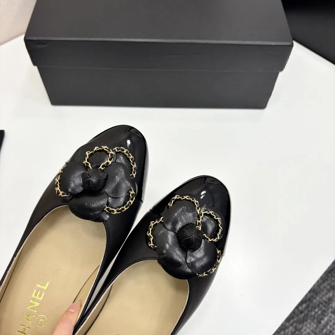 👟👟Ex-factory price 580👟👟 CHANEL｜Chanel Chanel 25C early spring new product Camellia series flat shoes This season’s Camellia series is really beautiful😍 Grandma Xiang’s family has always been elegant and ladylike, full of high-end sense! It’s very nice on the feet~ Whether worn barefoot or paired with skirts or trousers, it’s very versatile! Incomparably beautiful! Extraordinarily fairy 🧚 Overwhelmingly girly‼ ️ The upper is made of imported lambskin, the lining is made of mixed sheepskin, and the Italian A-grade leather outsole Size: 35-39 (40/41 customized)